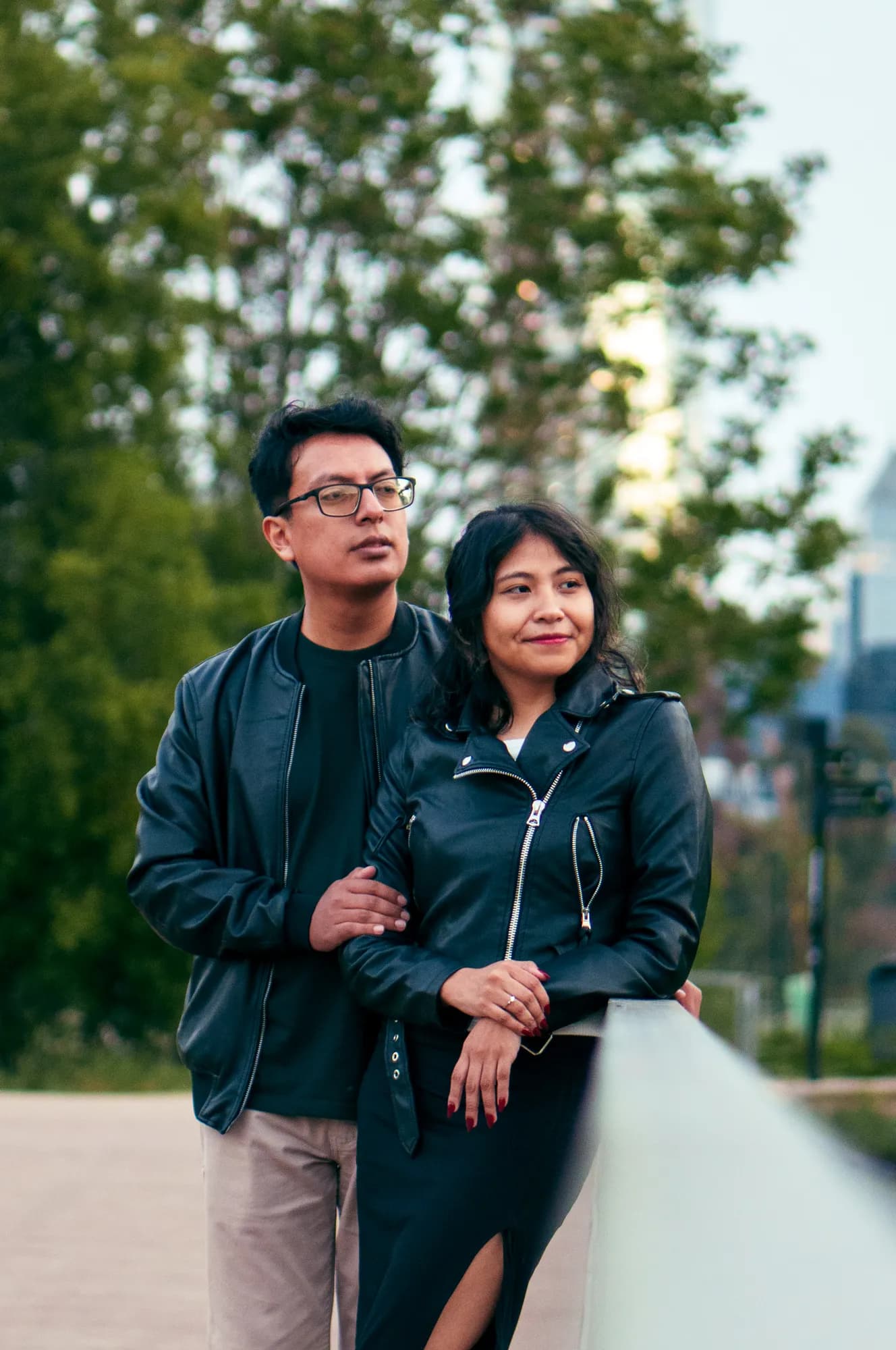 Pareja de recién casados en un entorno arquitectónico elegante