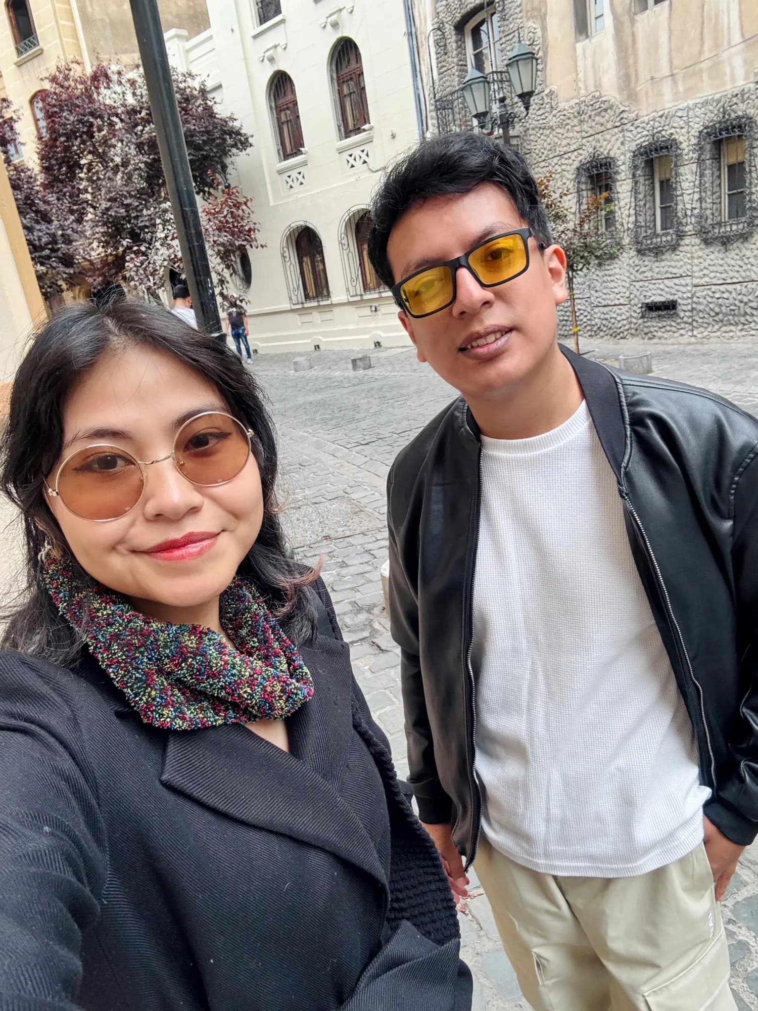 Pareja de recién casados en un entorno arquitectónico elegante