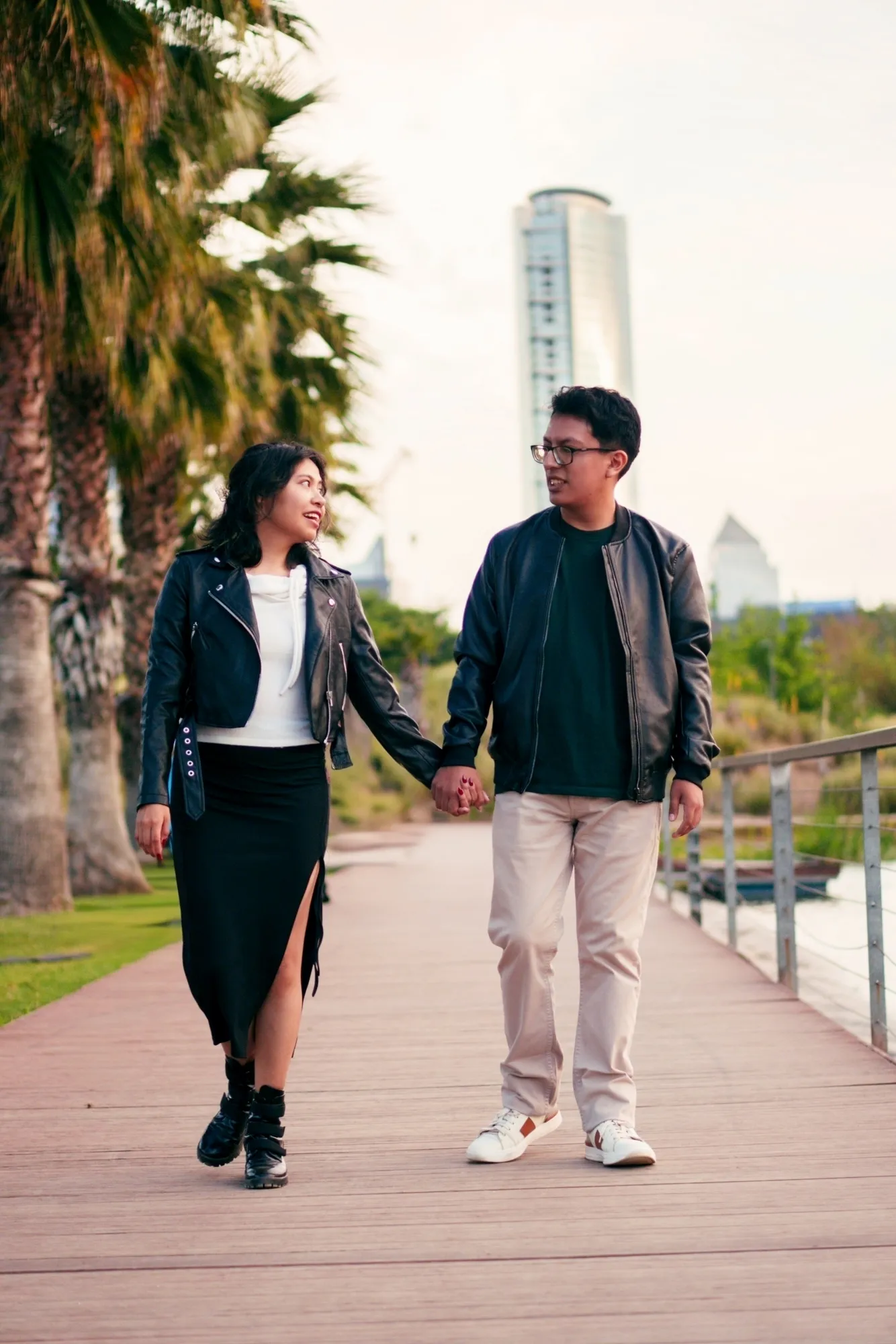 Pareja de recién casados en un entorno arquitectónico elegante