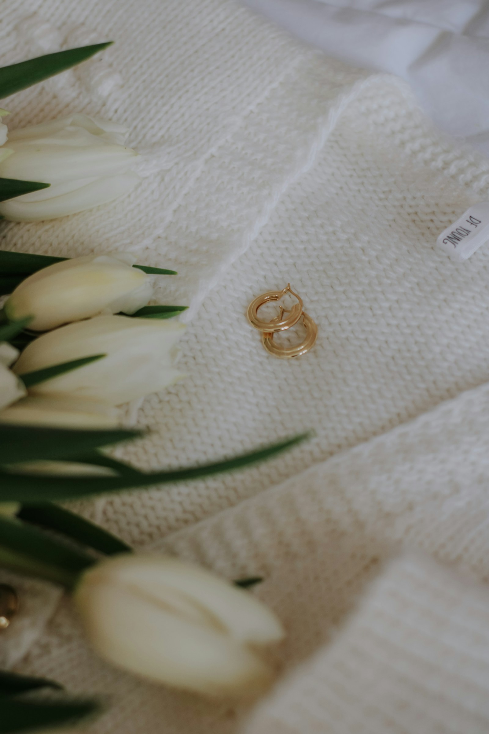 Anillos de boda sobre un arreglo floral