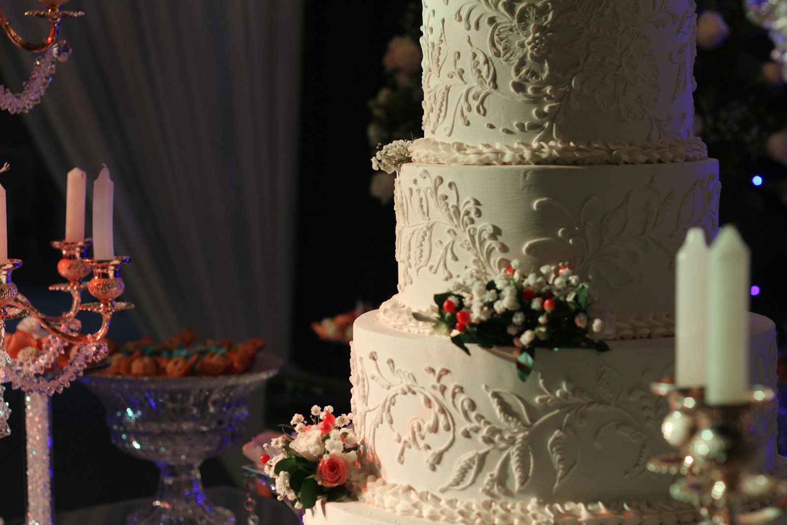 Pastel de boda decorado con flores