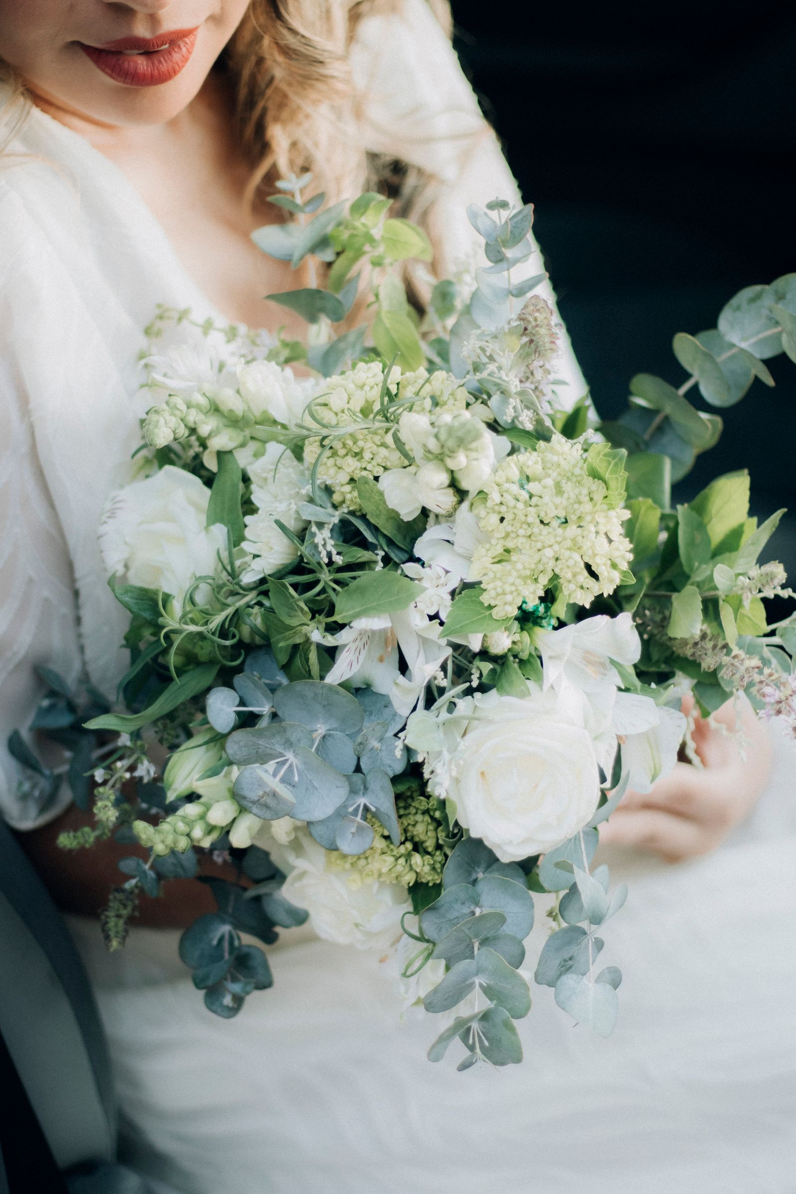Ramo de novia con rosas blancas y follaje