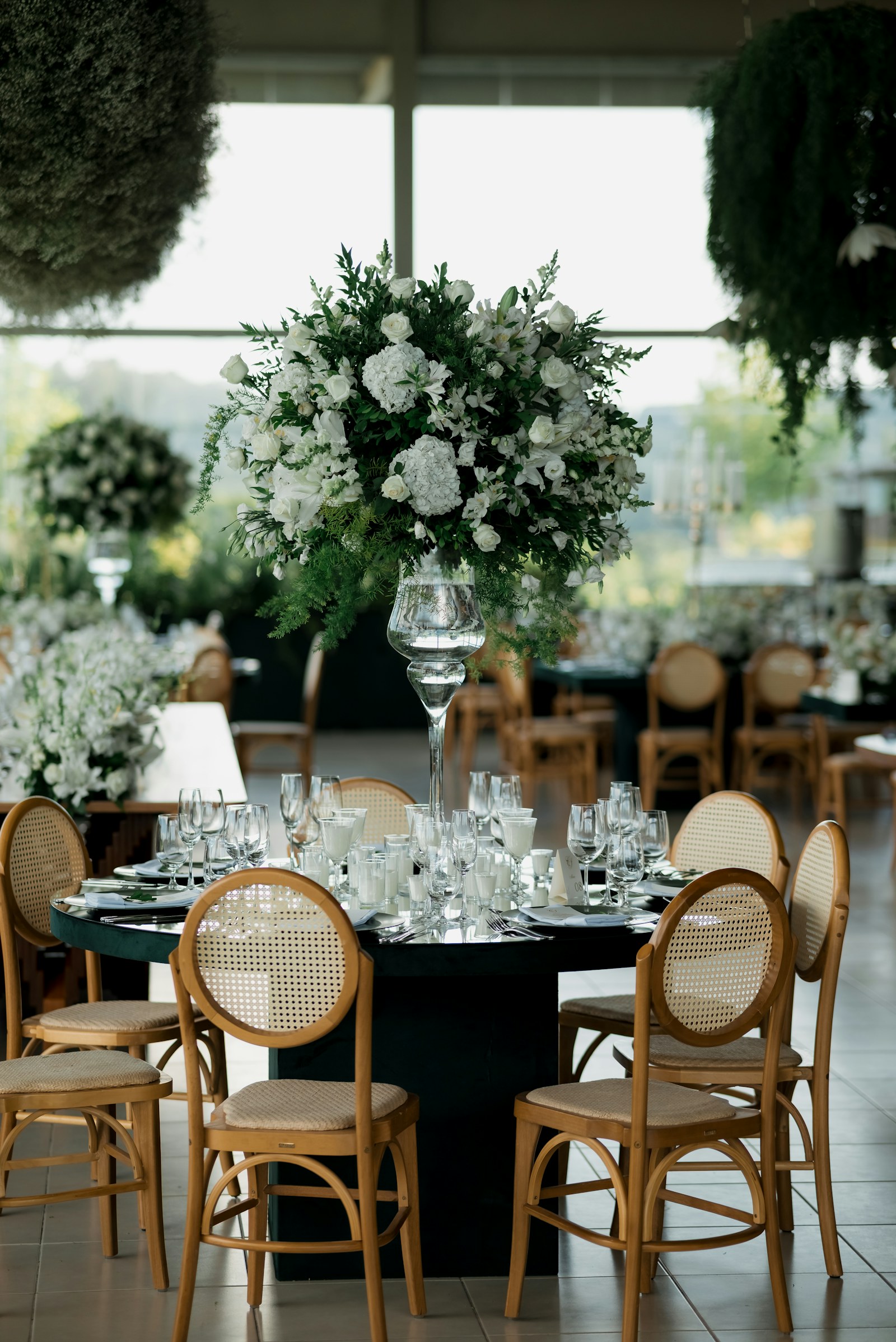 Mesa de recepción decorada con flores y velas
